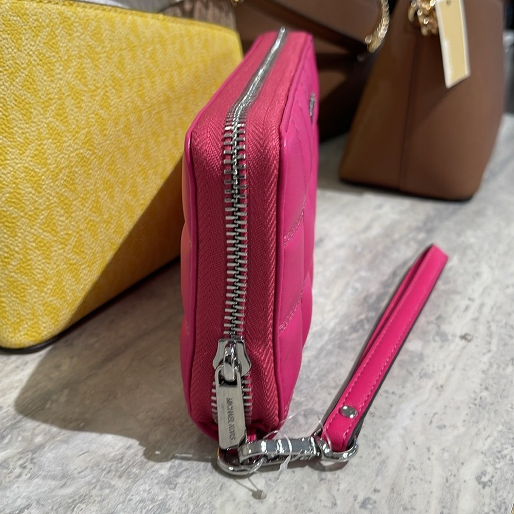 MICHAEL KORS
Continental Wristlet Phone Case Wallet
Dragonfruit
NWT - Picture 14 of 16